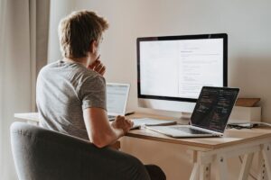Medium & Backlinks: Δημοσίευση για Αυθεντία & Επισκεψιμότητα
